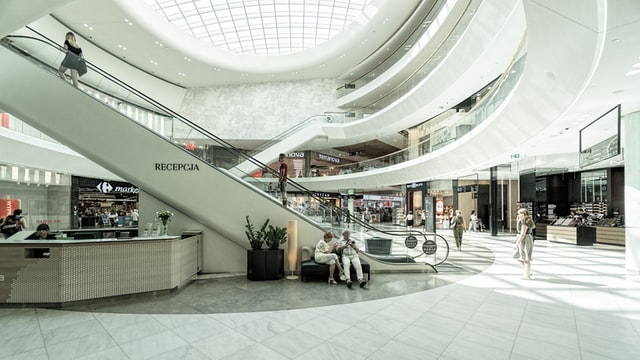 wnętrze centrum handlowego